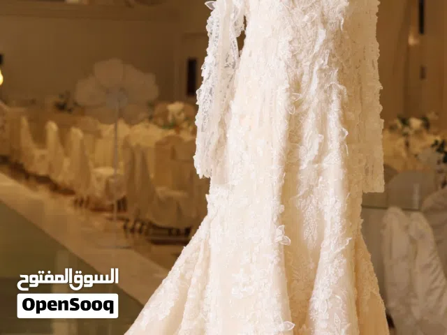 فستان زفاف استعمال مره واحده لا يوجد به عيوب الصامل يتواصل معنا و مافيه اختلاف في السعر