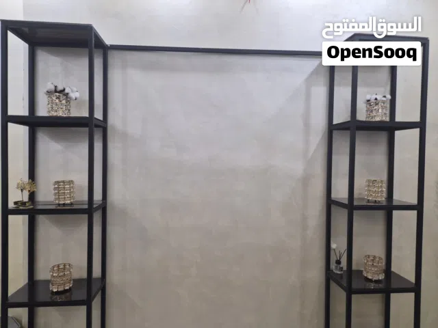 رفوف وطاولات وسط