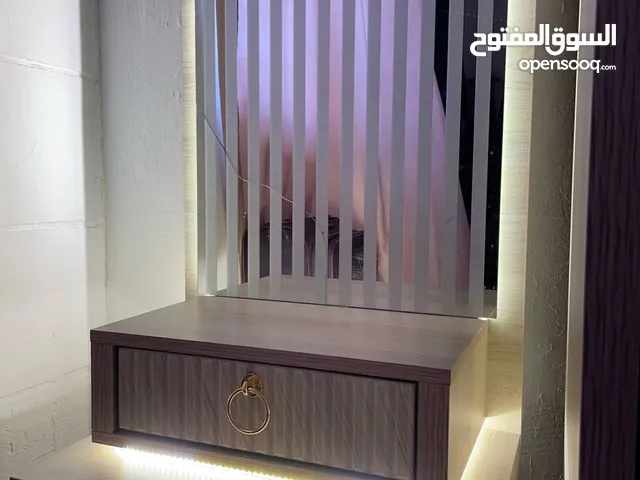 خزانة صغيرة مع المرآة. يوجد انكسار خفيف على الزجاجة. للبيع!!!