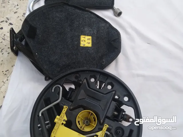 معدات لرفع وتغير إطارات السيارة