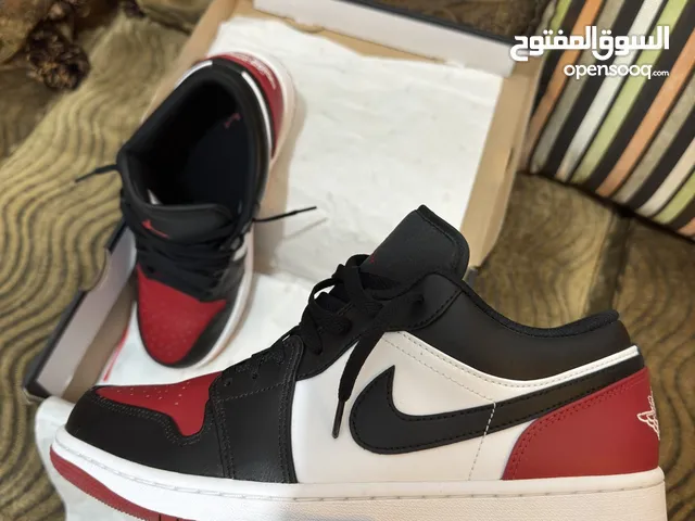 جوردن 1 low اصلي احمر استعمال نظيف جدا مثل الجديد
