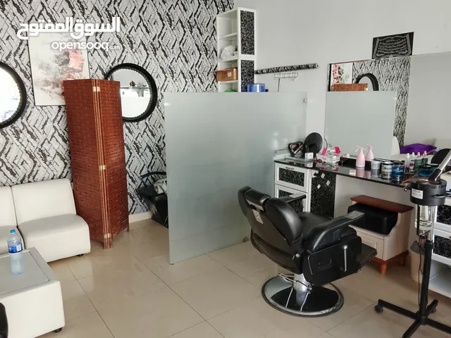 صالون حلاقه رجالي للبيع بجميع مشتملاته والتنازل عن الرخصه