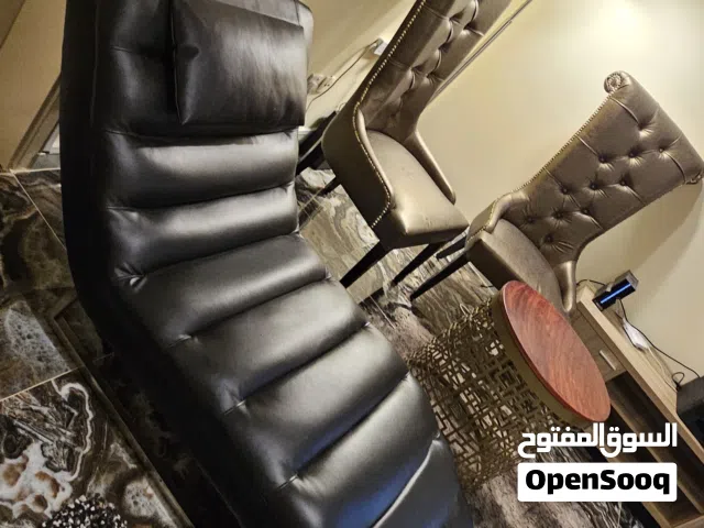 كرسيين جلد مع طاولة وكرسي استرخاء اسود
