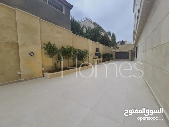 شقة طابقية مع حديقة للبيع في قرية النخيل بمساحة بناء 300م