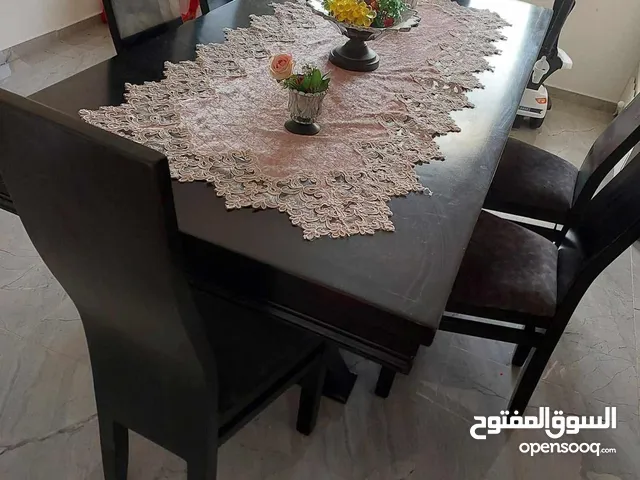 طاولة شبه جديده بطول 2 متر و عرض 1 متر