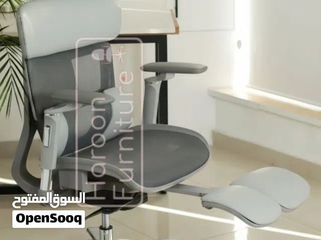 كرسي مكتب موجود فيه كُل مواصفات الراحة اللي بدّور عليها وطبي وشبكي
