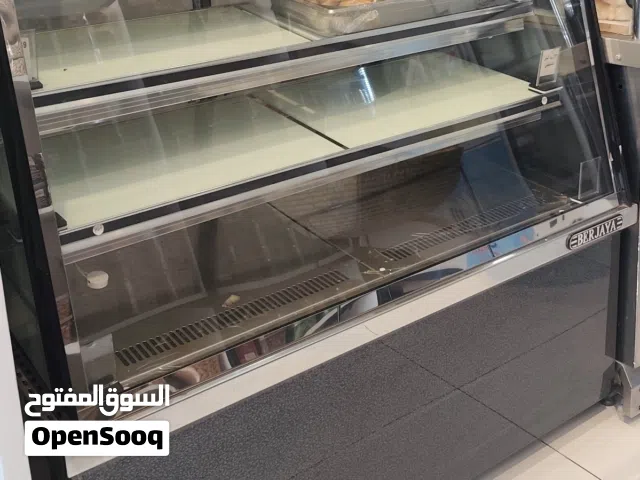 سخان مع واجهة زجاجة مغلقة لعرض الخفائف والساندويتشات من ماركة بورجايا وسخان طاولة بوفيه