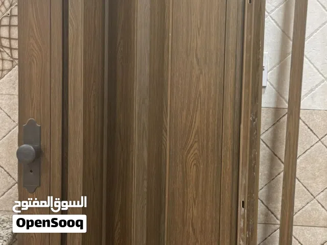 باب اكورديون ايطالي بني اللون فيه قفل نظيف استعمال خفيف