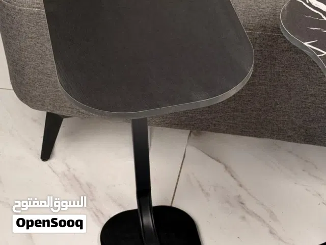 طاولة جانبية عصرية بتصميم مميز أضيفي لمسة أناقة لبيتك مع هالطاولة العملية والجميلة