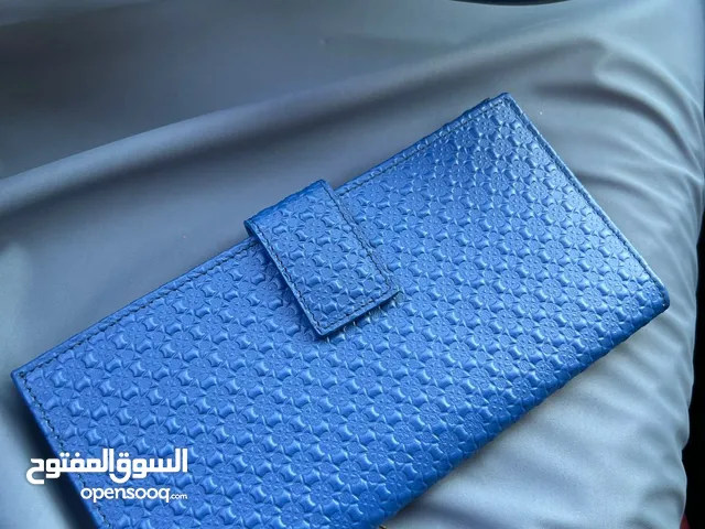 للبيع محفظه جديده بلون مميز من ماركه امواج محفظه للرجال والنساء جميله جدااا وفخمه