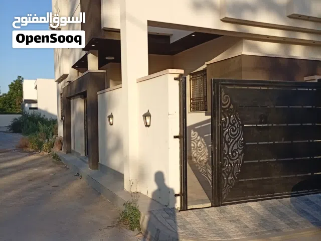 شقة ارضيه مستقلة  للايجار بالسراج حرف T ايمين