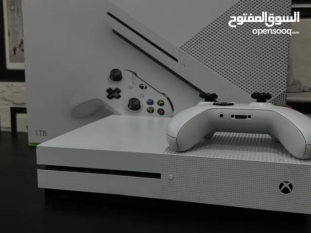 للبيع XBOX ONE S (1TB)نضيفة خالية من المشاكل