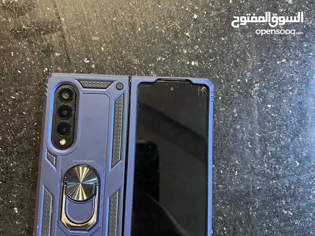 Z fold 3 الجهاز شغل و وضعو تمام بس شاشاتو خربانه التلفون بس بدو شاشة