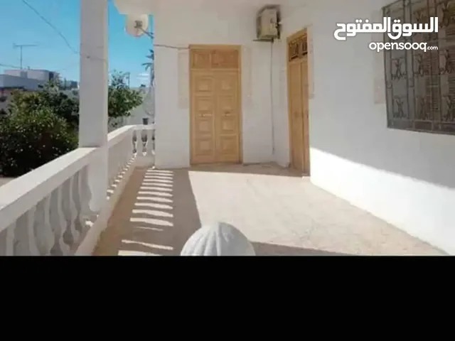 منزل للبيع طريق تونس كلم 3 متكون من طابق علوي طابق سفلي استيديو المساحة الجملية 650 متر