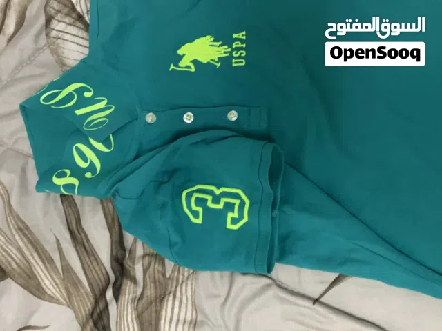 قميص بولو جميل جدا لون أخضر صناعة إيطاليا  يسمح بلمعاينة  قبل شراء لا يوجد خدمة توصيل