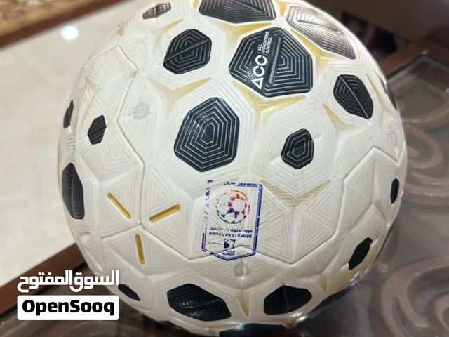 كره قدم عليها ختم من دوري أدنوك المحترفين ونوع الكره (Nike ACC) 25/26