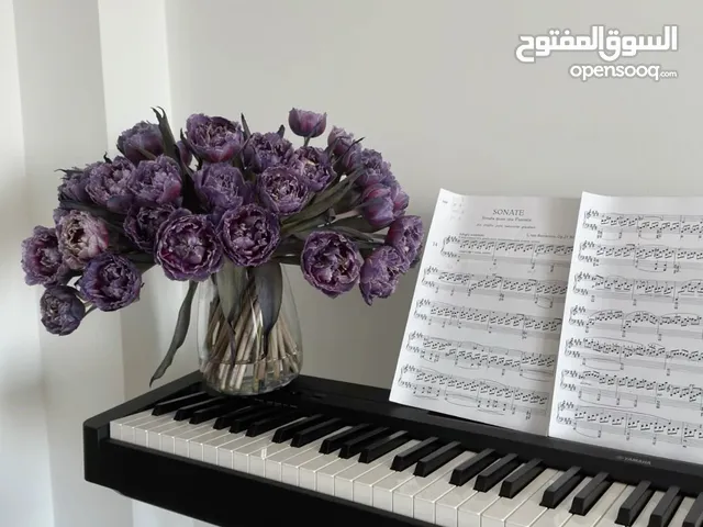 للبيع: بيانو ياماها P-45 (88 مفتاح حساس للمس) + حامل + كرسي + دواسة استدامة