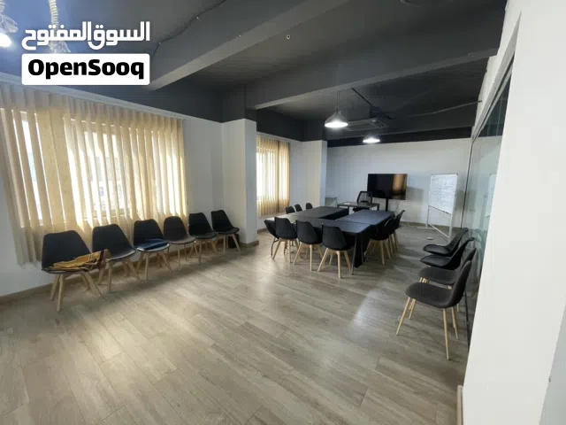 للإخلاء – مكتب/معهد تدريب مجهّز بالكامل +طاولات للبيع