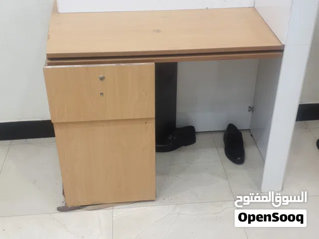 ميز  ابيض  جديد