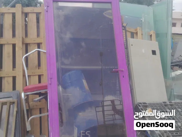 باب المنيوم للبيع بسعر مغري قابل للتفاوض مع نافذه
