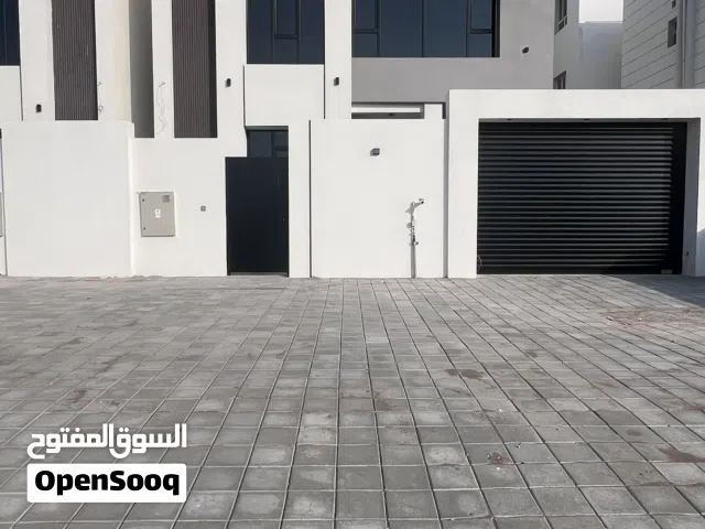 فيلا راقية للبيع على الخط الأول المعبيلة الجنوبية