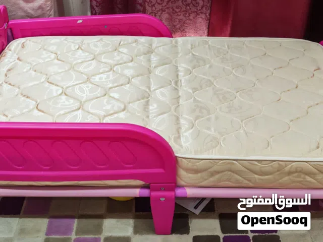 سرير أطفال بحالة ممتازة  مناسب للأطفال من عمر يوم إلى عمر 6 سنوات  130 * 70 سنتيمتر  مع الدوشك