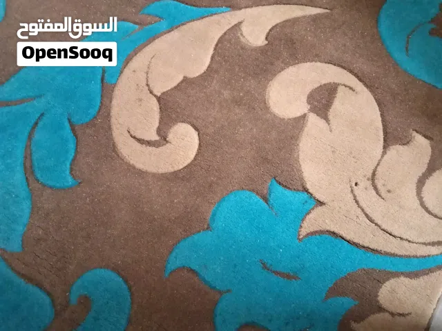 سجادة تركي محفورة جميلة قليلة الاستعمال لونها ازرق مع بني ع الواقع اجمل