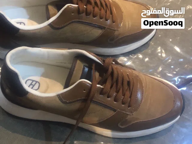 جوتي جزمة ماركة هندامك الكويتية اللون قهوة كوفي قياس 45 شكل حلو وجذاب وحلو للاستعمال اليومي مناسب