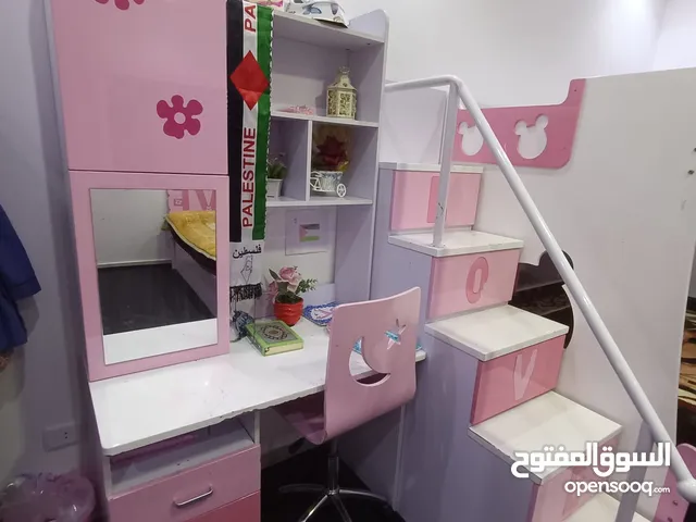 غرفة نوم بنات يتكون من 4 اسرة مستعملة