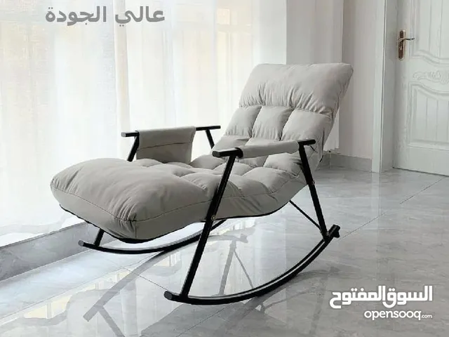 كرسي هزاز كلاسيكي قابل للطي لون رمادي تصميم عصري وأنيق باللون السكني الراقي.  راحة فائقة مع إسفنج