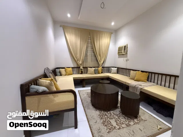 للبيع: كنب مع ستارة وطاولة – شبه جديدة