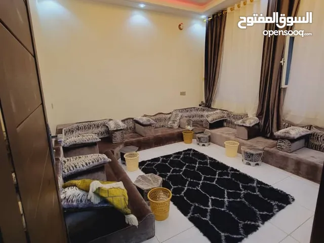 شقه مفروشه لوكس 4غرف وحمامين ومطبخ وصاله كنب فرش نظيف جدا شقه متكاملة من وألى في قلب، ب500$