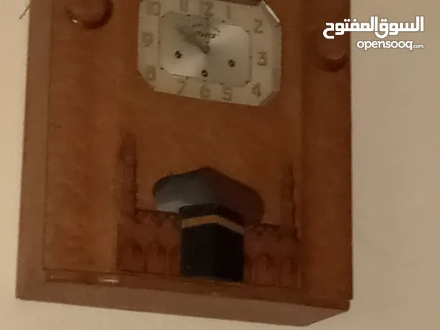 ساعة حاءط قديمة.
