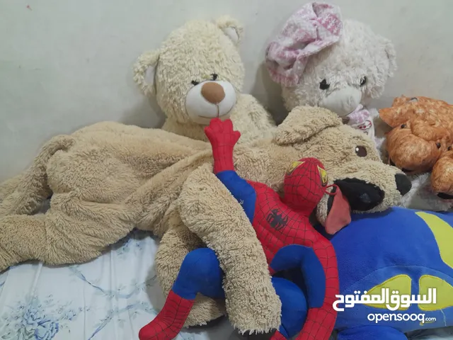 مجموعة من الدمى و العاب الأطفال