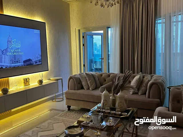 اثاث طقم كنب مع طاوله وستائر