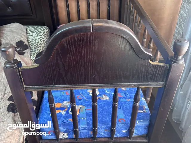 سرير بيبي من عمر يوم حتى عمر 4 سنوات للبيع بسعر مغري