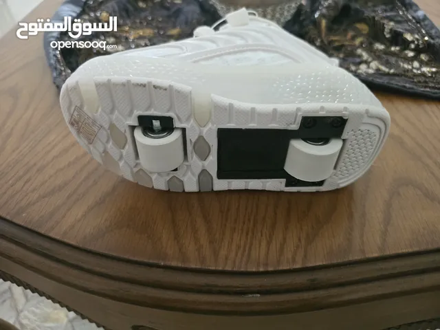 بوط وبوتناج ابيض بناتي وصبياني مضيء باللدات الملونة