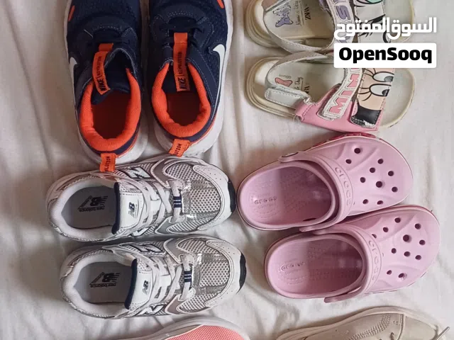 للبيع احذية اطفال فيهم جديد و فيه ملابس كلهم اصلين