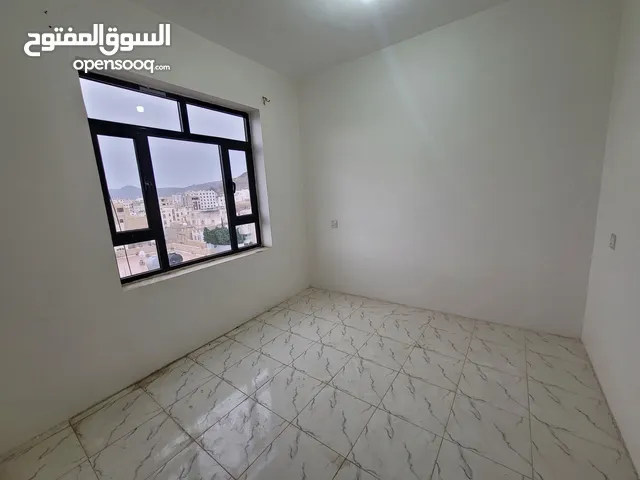 شقة للبيع في بيت بوس خلف المستشفى الملكي بسعر عررررطة حر معمد ومتهويه وفي حي متكامل الخدمات العامه
