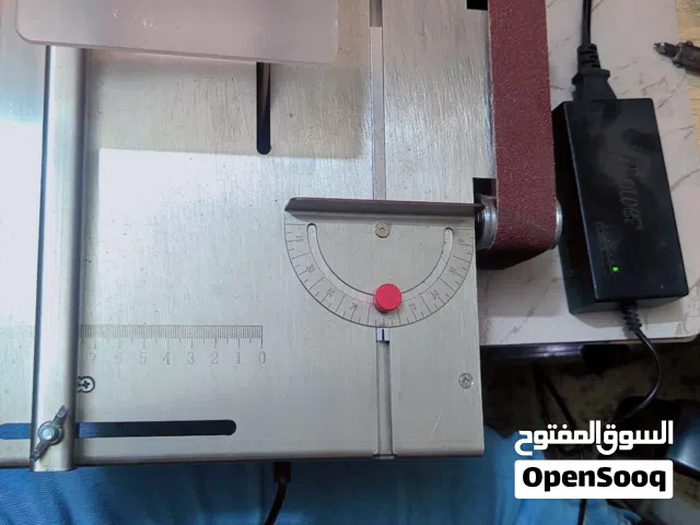 هذا منشار طاولة صغير مصمم للأعمال الحرفية الدقيقه