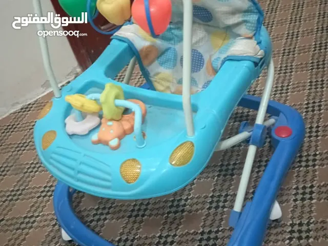 مشاية وعربية اطفال وهندول مواليد وكرسي سيارة للاطفال واثنين فراش اطفال مع العابهم نظاف كرت للبيع صنع