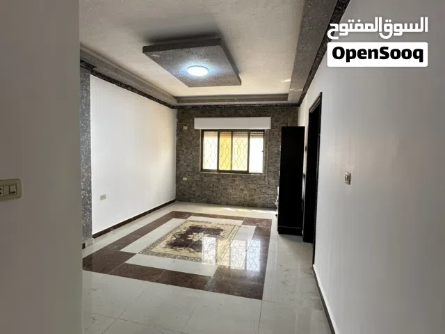 شقة طابق رابع ، 3 غرف + 3 حمامات + صالة و صالون + بلكونة ، المصعد متوفر