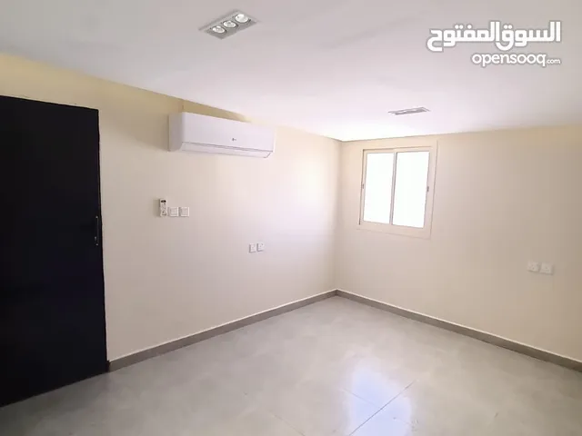 شقة للايجار السنوي في الرياض حي عرقة تتألف من ثلاث غرف وصاله وحمامين مطبخ راكب مكيفات سبليت راكبه
