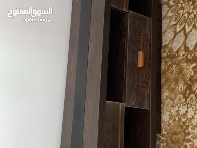 طاولة التلفزيون جديدة مش مستخدمة