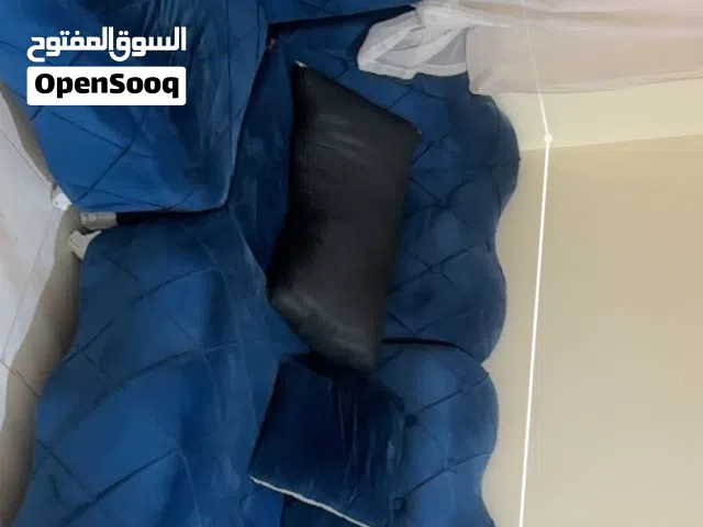 **كنب**: 6 قطع (4 متشابهة، 2 مختلفة)،