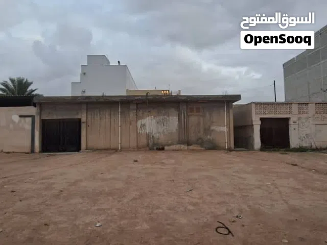 منزل ارضي للبيع على 3 واجهات واجهة امامية ومسلك جانبي ومسلك خلفي بمدينة مصراته في شارع طرابلس خلف [[