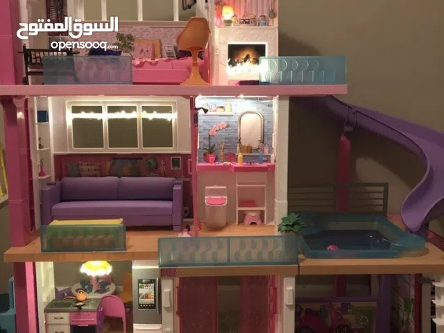بيت دمى باربي نسخه 2020 مع الأثاث والمسبح بحاله ممتازه للبيع