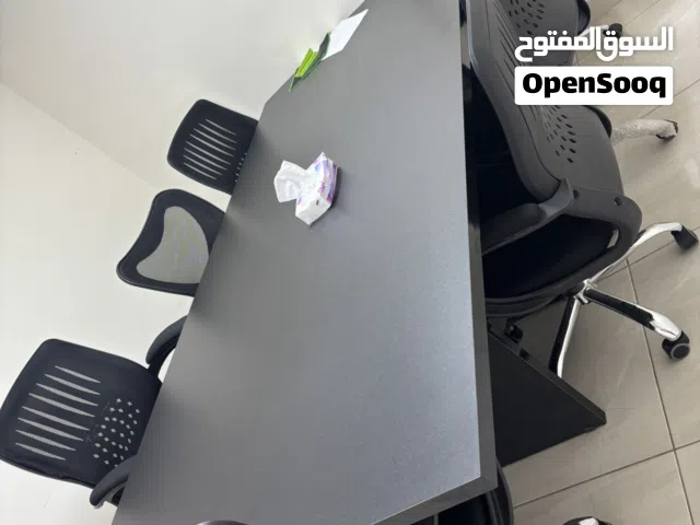 طاولة اجتماعات بحالة ممتازة للبيع