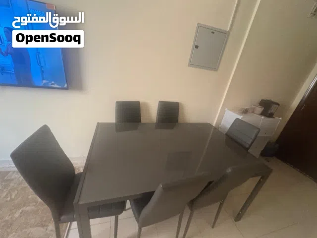 طاولة سفرة زجاجية بحالة ممتازة