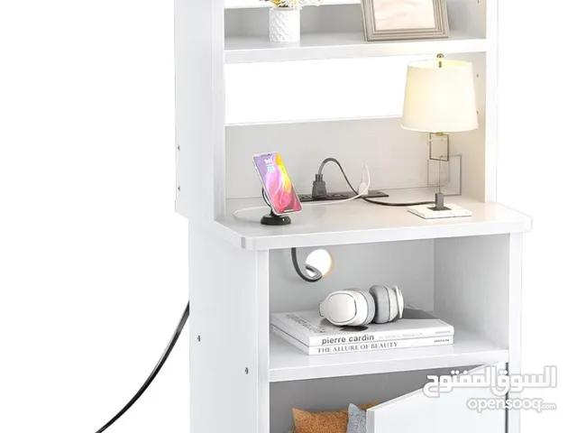Animosity طاولة بجانب السرير مع محطة شحن ومنافذ USB